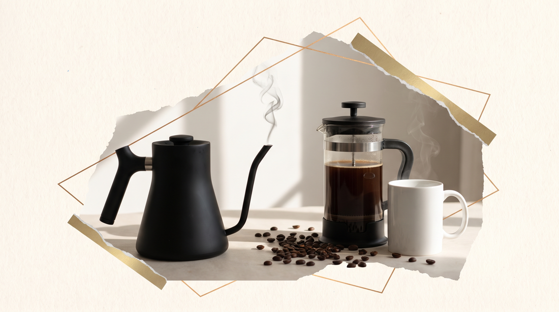 Zwarte waterkoker met tuit naast een cafetière met koffie, losse koffiebonen en een witte mok: watertemperatuur bij koffie zetten