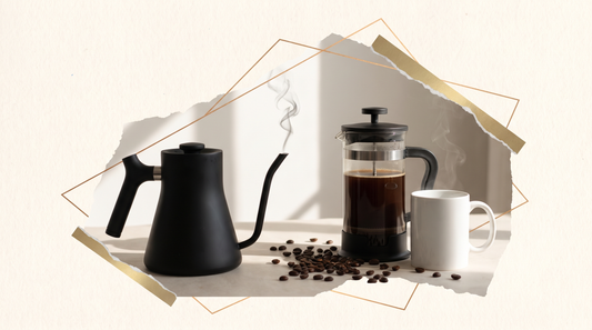 Zwarte waterkoker met tuit naast een cafetière met koffie, losse koffiebonen en een witte mok: watertemperatuur bij koffie zetten