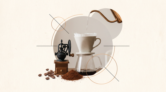 Filterkoffie zetten met een handfilter, glazen kan, waterkoker met zwanenhals en handmolen